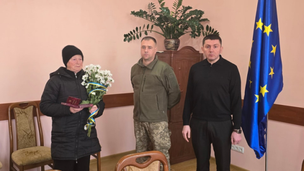 У Сторожинці рідним загиблих військових вручили посмертні відзнаки "За мужність" » Чернівецький промінь | Новини. Буковина. Чернівці У Сторожинці рідним загиблих військових вручили посмертні відзнаки "За мужність" » Чернівецький промінь | Новини. Буковина. Чернівці