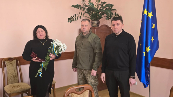 У Сторожинці рідним загиблих військових вручили посмертні відзнаки "За мужність" » Чернівецький промінь | Новини. Буковина. Чернівці У Сторожинці рідним загиблих військових вручили посмертні відзнаки "За мужність" » Чернівецький промінь | Новини. Буковина. Чернівці