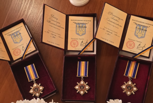 У Сторожинці рідним загиблих військових вручили посмертні відзнаки "За мужність" » Чернівецький промінь | Новини. Буковина. Чернівці У Сторожинці рідним загиблих військових вручили посмертні відзнаки "За мужність" » Чернівецький промінь | Новини. Буковина. Чернівці