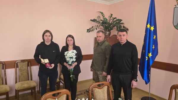 У Сторожинці рідним загиблих військових вручили посмертні відзнаки "За мужність" » Чернівецький промінь | Новини. Буковина. Чернівці У Сторожинці рідним загиблих військових вручили посмертні відзнаки "За мужність" » Чернівецький промінь | Новини. Буковина. Чернівці