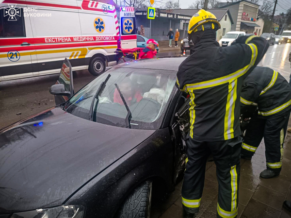 У Чернівцях рятувальники деблокували постраждалу на місці ДТП » ТВА У Чернівцях рятувальники деблокували постраждалу на місці ДТП » ТВА