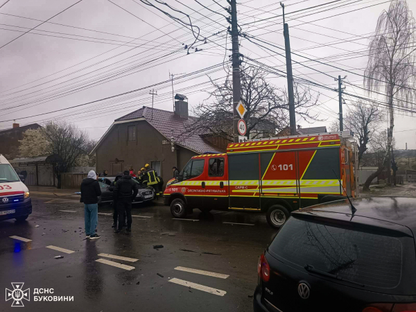У Чернівцях рятувальники деблокували постраждалу на місці ДТП » ТВА У Чернівцях рятувальники деблокували постраждалу на місці ДТП » ТВА