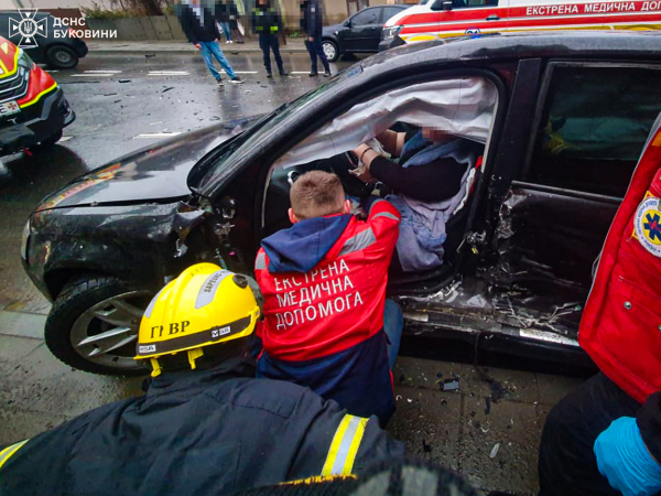 У Чернівцях рятувальники деблокували постраждалу на місці ДТП » ТВА У Чернівцях рятувальники деблокували постраждалу на місці ДТП » ТВА