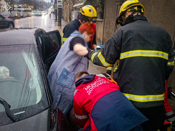 У Чернівцях рятувальники деблокували постраждалу на місці ДТП » ТВА У Чернівцях рятувальники деблокували постраждалу на місці ДТП » ТВА