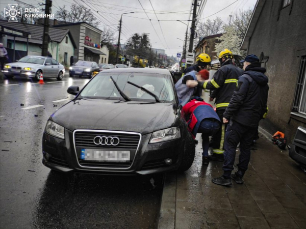 У Чернівцях рятувальники деблокували постраждалу на місці ДТП » ТВА У Чернівцях рятувальники деблокували постраждалу на місці ДТП » ТВА
