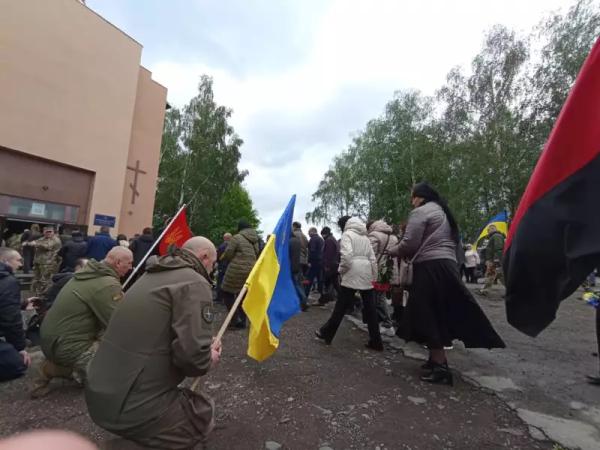 У Чернівцях попрощалися із трьома Героями У Чернівцях попрощалися із трьома Героями