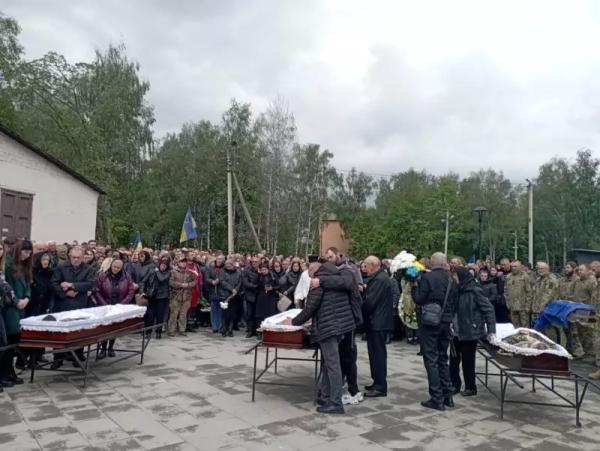 У Чернівцях попрощалися із трьома Героями У Чернівцях попрощалися із трьома Героями