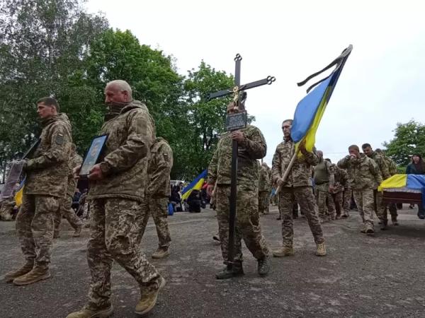 У Чернівцях попрощалися із трьома Героями У Чернівцях попрощалися із трьома Героями
