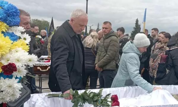 У Чернівцях попрощалися із трьома Героями У Чернівцях попрощалися із трьома Героями