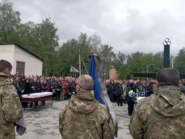 У Чернівцях попрощалися із трьома Героями У Чернівцях попрощалися із трьома Героями