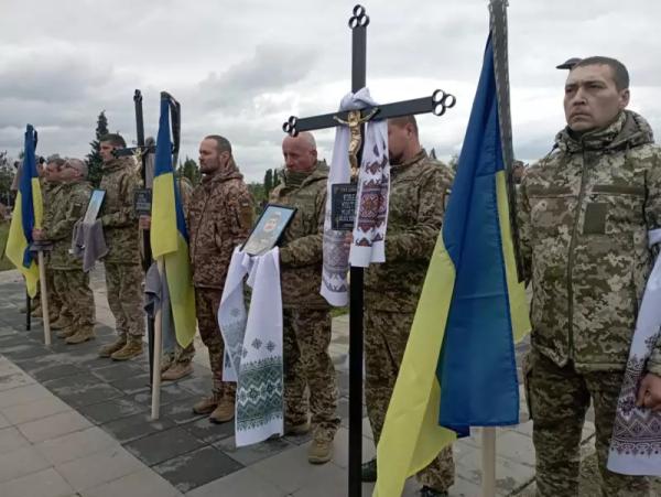 У Чернівцях попрощалися із трьома Героями У Чернівцях попрощалися із трьома Героями