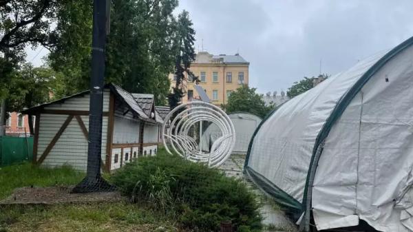 У центрі Чернівців демонтують намети гуманітарного штабу У центрі Чернівців демонтують намети гуманітарного штабу