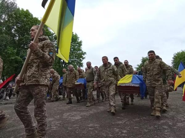 У Чернівцях попрощалися із трьома Героями У Чернівцях попрощалися із трьома Героями