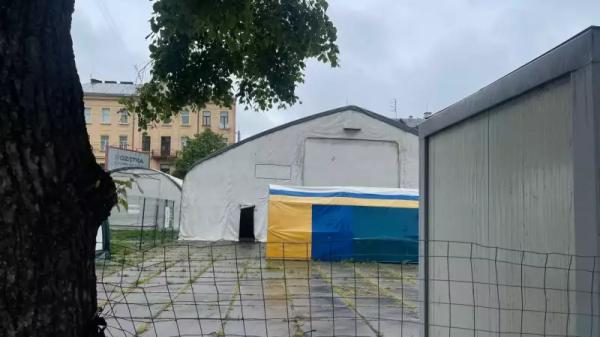 У центрі Чернівців демонтують намети гуманітарного штабу У центрі Чернівців демонтують намети гуманітарного штабу