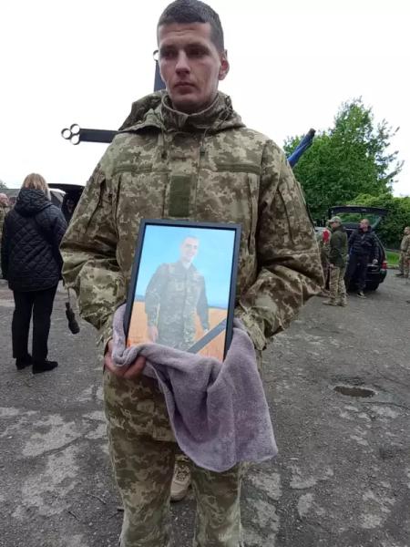 У Чернівцях попрощалися із трьома Героями У Чернівцях попрощалися із трьома Героями