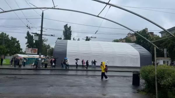 У центрі Чернівців демонтують намети гуманітарного штабу У центрі Чернівців демонтують намети гуманітарного штабу