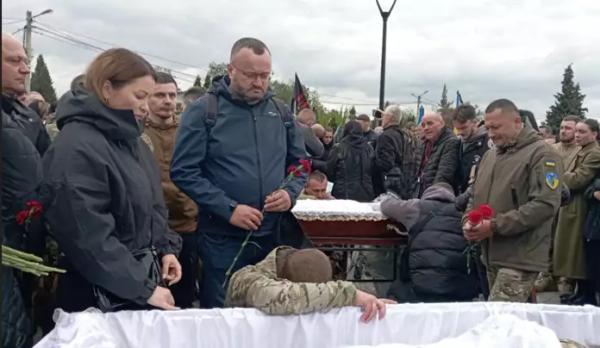 У Чернівцях попрощалися із трьома Героями У Чернівцях попрощалися із трьома Героями