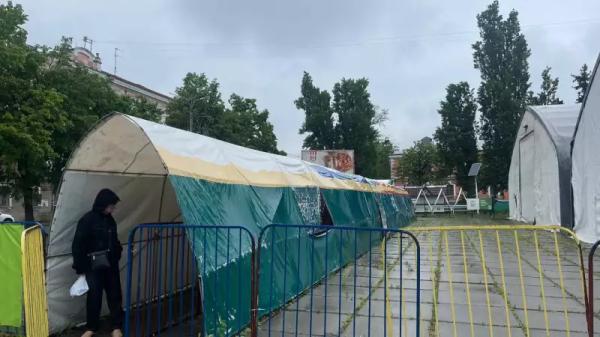 У центрі Чернівців демонтують намети гуманітарного штабу У центрі Чернівців демонтують намети гуманітарного штабу