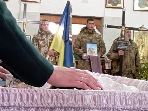 У Чернівцях попрощалися із трьома Героями У Чернівцях попрощалися із трьома Героями