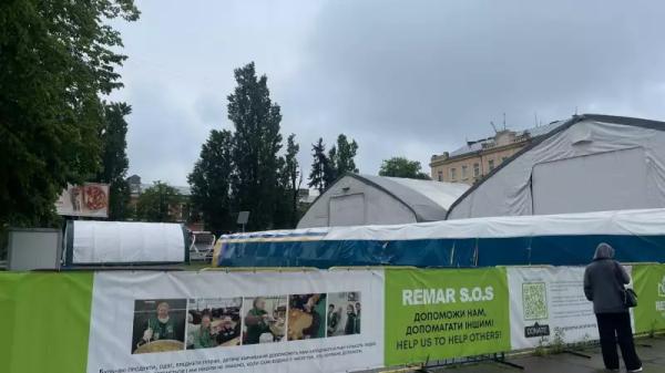 У центрі Чернівців демонтують намети гуманітарного штабу У центрі Чернівців демонтують намети гуманітарного штабу