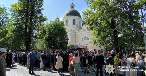 У Чернівцях між релігійними громадами виник конфлікт щодо користування храмом: поліція забезпечила порядок » ТВА У Чернівцях між релігійними громадами виник конфлікт щодо користування храмом: поліція забезпечила порядок » ТВА