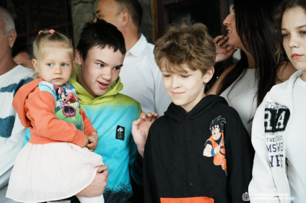 На Буковині родина з Херсонщини що виховує сімох прийомних дітей, отримала новий дім » Чернівецький промінь | Новини. Буковина. Чернівці На Буковині родина з Херсонщини що виховує сімох прийомних дітей, отримала новий дім » Чернівецький промінь | Новини. Буковина. Чернівці