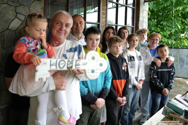 На Буковині родина з Херсонщини що виховує сімох прийомних дітей, отримала новий дім » Чернівецький промінь | Новини. Буковина. Чернівці На Буковині родина з Херсонщини що виховує сімох прийомних дітей, отримала новий дім » Чернівецький промінь | Новини. Буковина. Чернівці