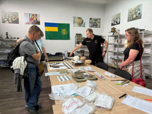 Скіфські наконечники, київські ножі та старовинні монети передали до музеїв у Чернівцях та Батурині » ТВА Скіфські наконечники, київські ножі та старовинні монети передали до музеїв у Чернівцях та Батурині » ТВА