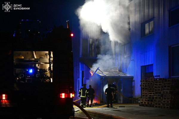 C4 - Уночі в Чернівцях горів склад одного з підприємств (фото) C4 - Уночі в Чернівцях горів склад одного з підприємств (фото)