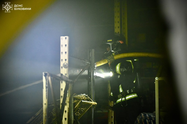 C4 - Уночі в Чернівцях горів склад одного з підприємств (фото) C4 - Уночі в Чернівцях горів склад одного з підприємств (фото)