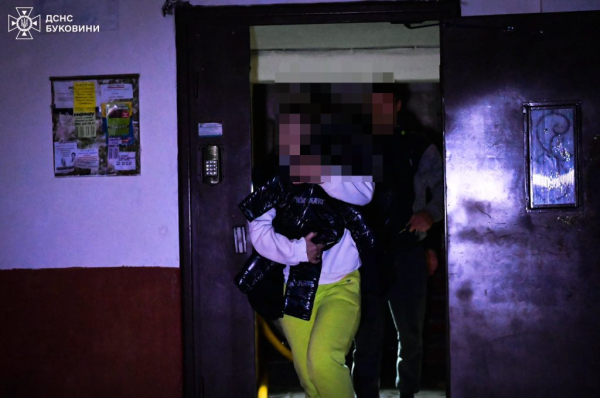 C4 - У Чернівцях горіла багатоповерхівка: з будинку евакуювали 29 людей та домашніх тварин C4 - У Чернівцях горіла багатоповерхівка: з будинку евакуювали 29 людей та домашніх тварин