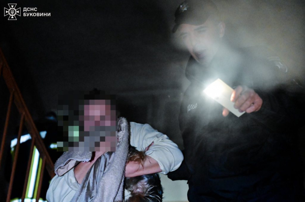 C4 - У Чернівцях горіла багатоповерхівка: з будинку евакуювали 29 людей та домашніх тварин C4 - У Чернівцях горіла багатоповерхівка: з будинку евакуювали 29 людей та домашніх тварин