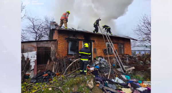 Завдяки сусідам вдалось врятувати майно: на Буковині загорівся житловий будинок » Чернівецький промінь | Новини. Буковина. Чернівці