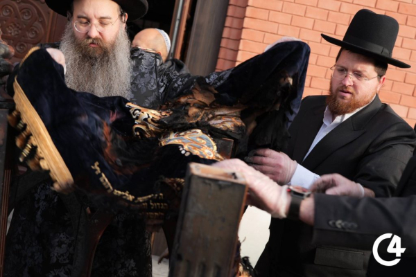 C4 - У Садгірській синагозі провели ритуал поховання священних книг, пошкоджених під час підпалу C4 - У Садгірській синагозі провели ритуал поховання священних книг, пошкоджених під час підпалу