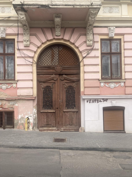 Блакитні, червоні, жовті. Віталій Москалюк про секрети, які ховають старовинні двері у Чернівцях » Чернівецький промінь | Новини. Буковина. Чернівці