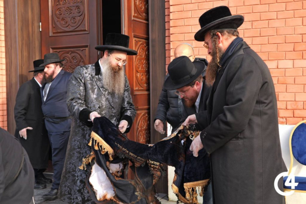 C4 - У Садгірській синагозі провели ритуал поховання священних книг, пошкоджених під час підпалу C4 - У Садгірській синагозі провели ритуал поховання священних книг, пошкоджених під час підпалу