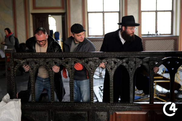 C4 - У Садгірській синагозі провели ритуал поховання священних книг, пошкоджених під час підпалу C4 - У Садгірській синагозі провели ритуал поховання священних книг, пошкоджених під час підпалу
