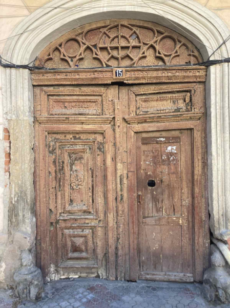 Блакитні, червоні, жовті. Віталій Москалюк про секрети, які ховають старовинні двері у Чернівцях » Чернівецький промінь | Новини. Буковина. Чернівці