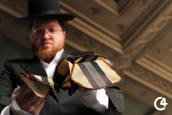 C4 - У Садгірській синагозі провели ритуал поховання священних книг, пошкоджених під час підпалу C4 - У Садгірській синагозі провели ритуал поховання священних книг, пошкоджених під час підпалу