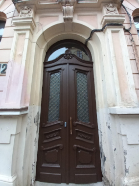 Блакитні, червоні, жовті. Віталій Москалюк про секрети, які ховають старовинні двері у Чернівцях » Чернівецький промінь | Новини. Буковина. Чернівці