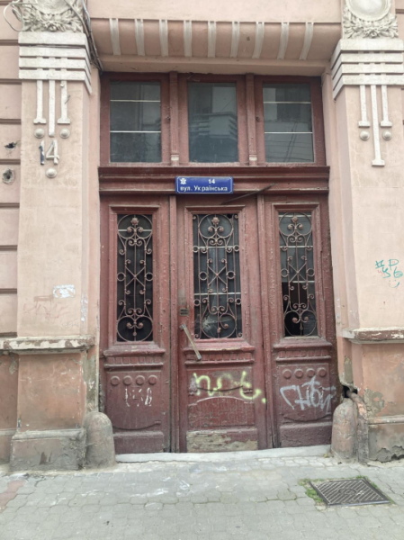 Блакитні, червоні, жовті. Віталій Москалюк про секрети, які ховають старовинні двері у Чернівцях » Чернівецький промінь | Новини. Буковина. Чернівці