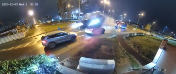 Аварія немов у бойовиках: Mercedes пролетів над перехрестям на великій швидкості » Чернівецький промінь | Новини. Буковина. Чернівці Аварія немов у бойовиках: Mercedes пролетів над перехрестям на великій швидкості » Чернівецький промінь | Новини. Буковина. Чернівці