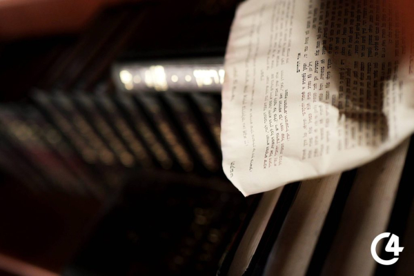 C4 - У Садгірській синагозі провели ритуал поховання священних книг, пошкоджених під час підпалу C4 - У Садгірській синагозі провели ритуал поховання священних книг, пошкоджених під час підпалу