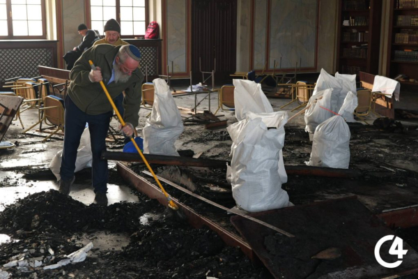 C4 - У Садгірській синагозі провели ритуал поховання священних книг, пошкоджених під час підпалу C4 - У Садгірській синагозі провели ритуал поховання священних книг, пошкоджених під час підпалу