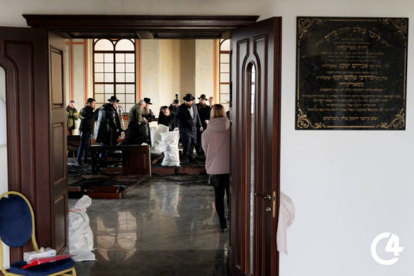 C4 - У Садгірській синагозі провели ритуал поховання священних книг, пошкоджених під час підпалу C4 - У Садгірській синагозі провели ритуал поховання священних книг, пошкоджених під час підпалу