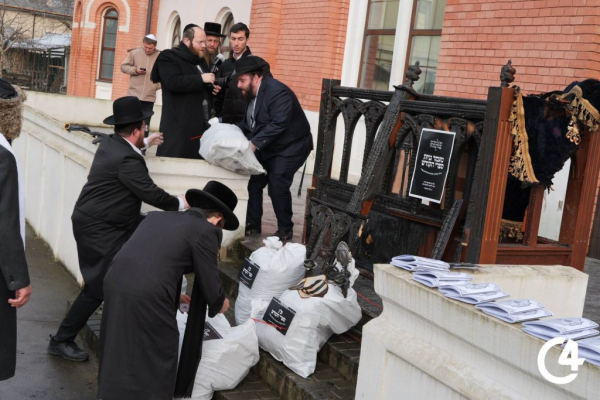 C4 - У Садгірській синагозі провели ритуал поховання священних книг, пошкоджених під час підпалу C4 - У Садгірській синагозі провели ритуал поховання священних книг, пошкоджених під час підпалу