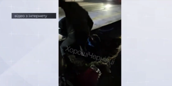 У Чернівцях із 2-метрової ями на тротуарі рятували жінку » Чернівецький промінь | Новини. Буковина. Чернівці У Чернівцях із 2-метрової ями на тротуарі рятували жінку » Чернівецький промінь | Новини. Буковина. Чернівці