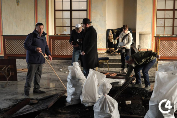 C4 - У Садгірській синагозі провели ритуал поховання священних книг, пошкоджених під час підпалу C4 - У Садгірській синагозі провели ритуал поховання священних книг, пошкоджених під час підпалу