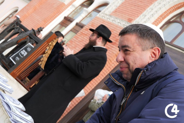 C4 - У Садгірській синагозі провели ритуал поховання священних книг, пошкоджених під час підпалу C4 - У Садгірській синагозі провели ритуал поховання священних книг, пошкоджених під час підпалу