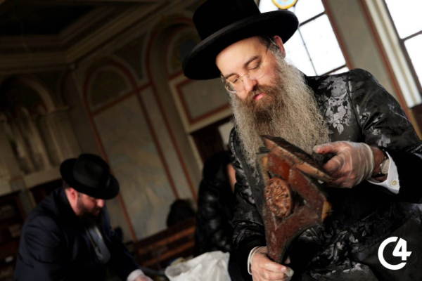 C4 - У Садгірській синагозі провели ритуал поховання священних книг, пошкоджених під час підпалу C4 - У Садгірській синагозі провели ритуал поховання священних книг, пошкоджених під час підпалу